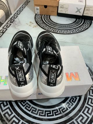 Zapatillas Munich Negras y Plateadas