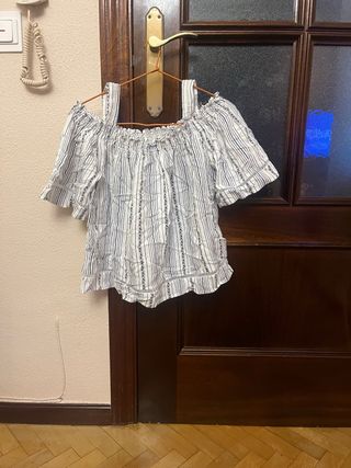 Blusa blanca y azul con tirantes y mangas