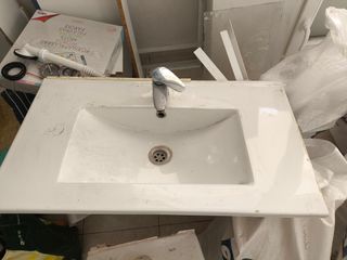 Lavabo de cerámica con grifo Roca