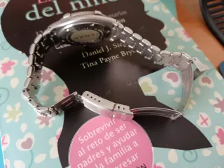 Reloj Adidas Naranja y Plateado 40mm con corona. 