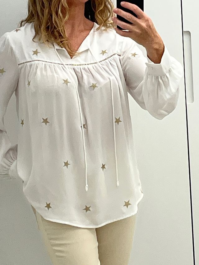 Blusa fluida con estrellas doradas
