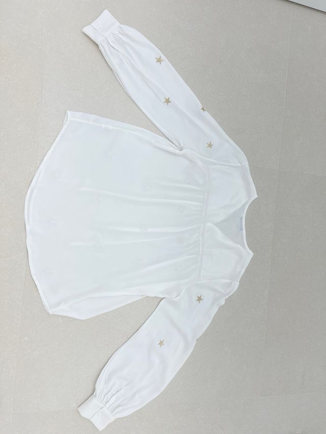 Blusa fluida con estrellas doradas