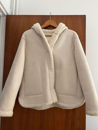 Chaqueta borreguito y ante beige - Mango 