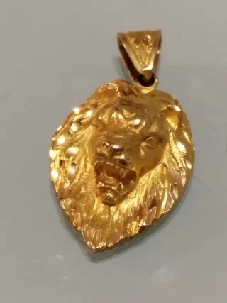 Colgante de oro con cabeza de león