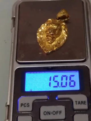 Colgante de oro con cabeza de león