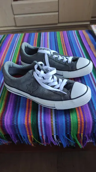 Converse grises y blancas