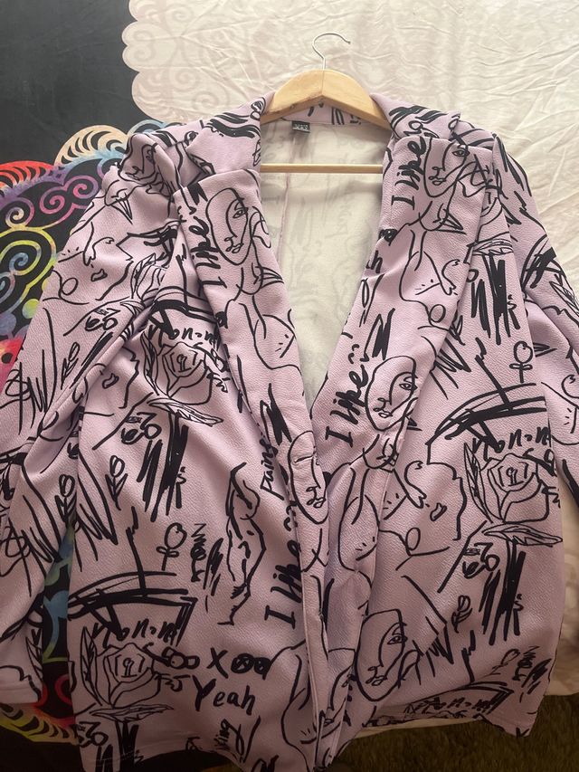 Americana Morada con Estampado Abstracto