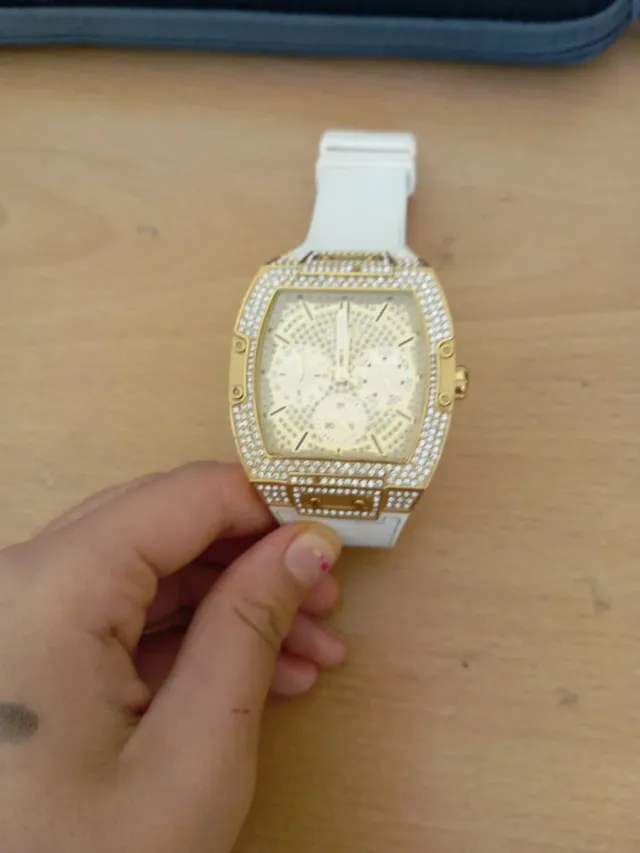 Reloj Guess Dorado y Blanco con Cristales