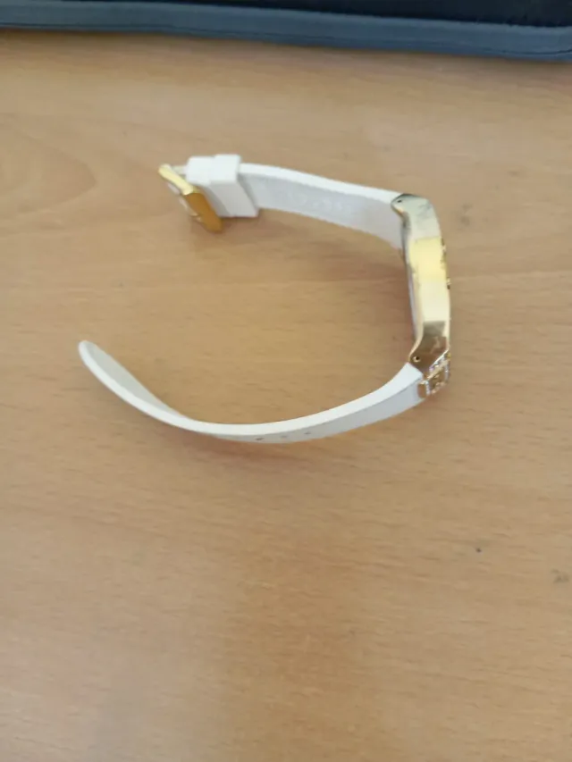 Reloj Guess Dorado y Blanco con Cristales