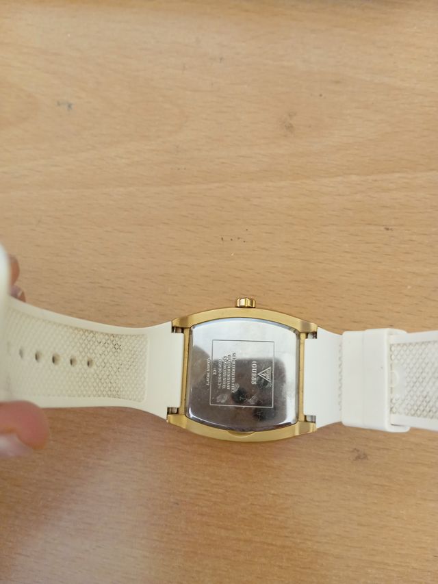 Reloj Guess Dorado y Blanco con Cristales