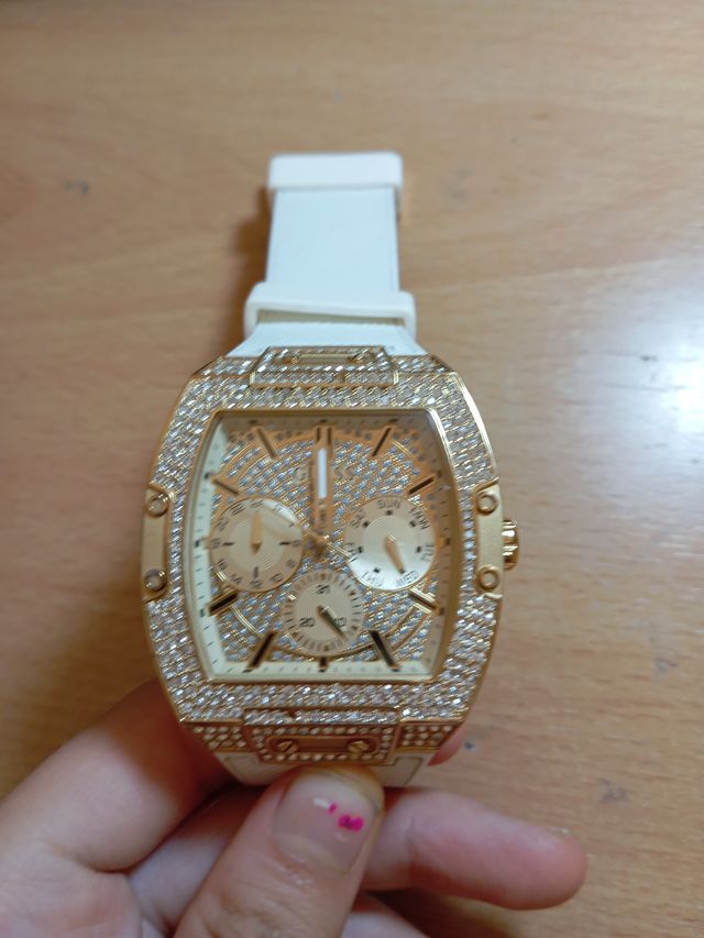 Reloj Guess Dorado y Blanco con Cristales