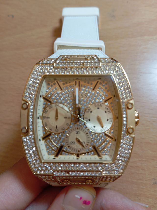 Reloj Guess Dorado y Blanco con Cristales