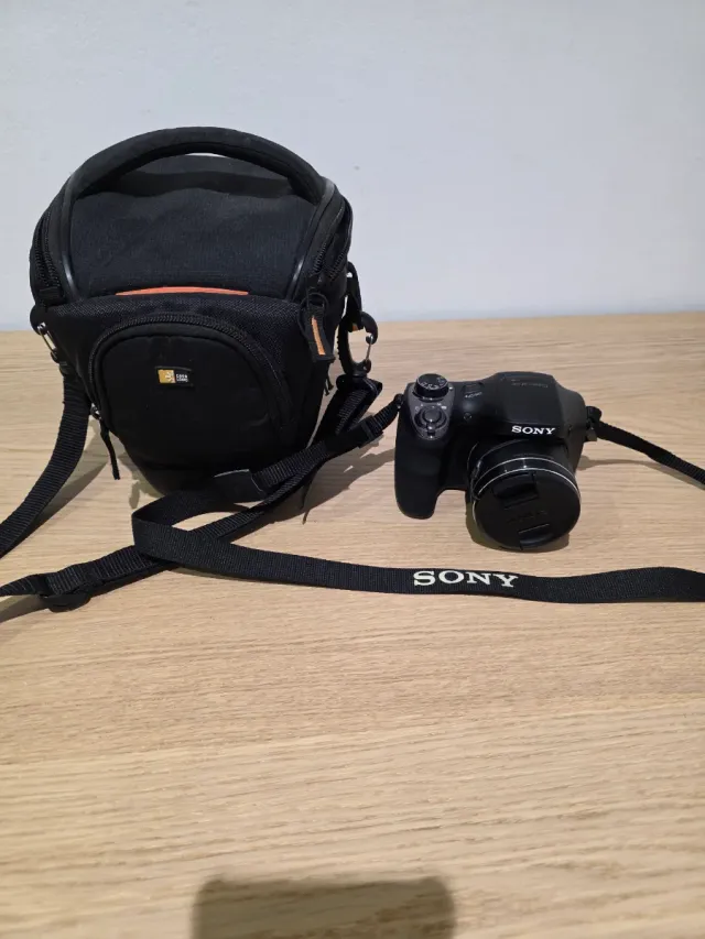 Cámara Sony con funda y correa