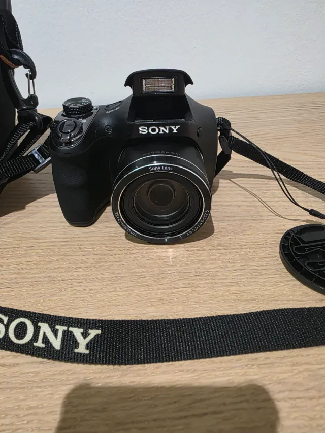 Cámara Sony con funda y correa