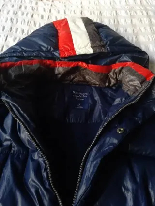 Plumífero NUKUTAVAKE azul y rojo talla M