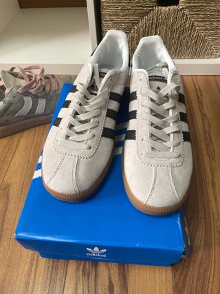 Zapatillas Adidas Beige y Negro