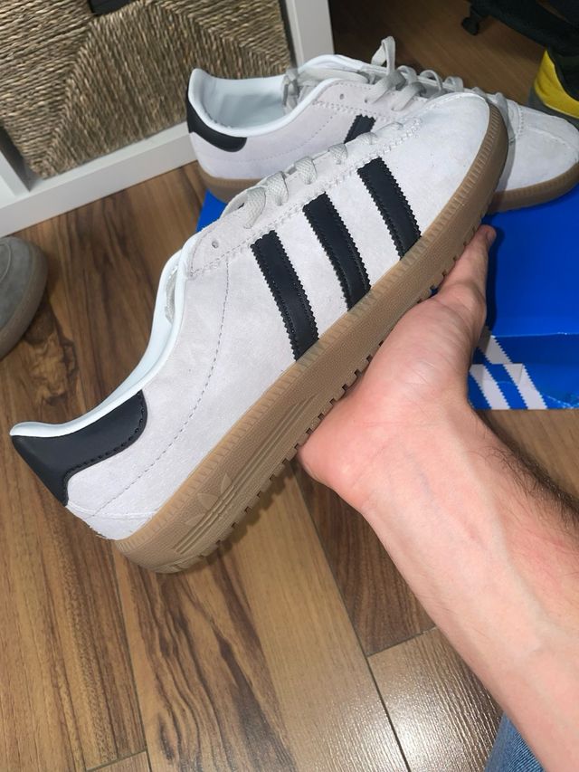 Zapatillas Adidas Beige y Negro