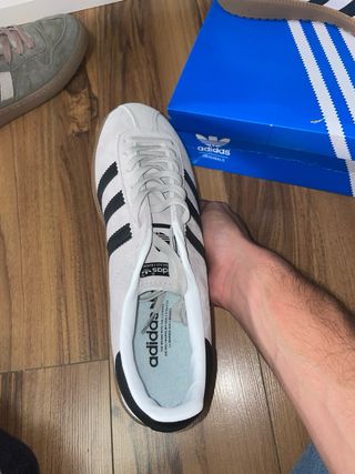 Zapatillas Adidas Beige y Negro