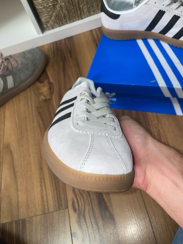 Zapatillas Adidas Beige y Negro