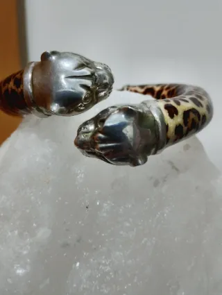 Pulsera con cabezas de jaguar y estampado