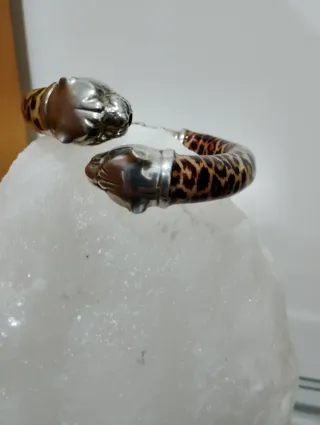 Pulsera con cabezas de jaguar y estampado