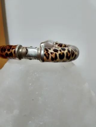 Pulsera con cabezas de jaguar y estampado