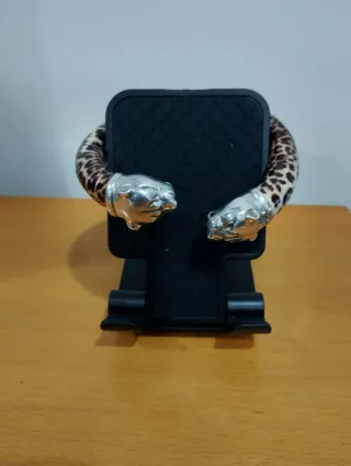 Pulsera con cabezas de jaguar y estampado