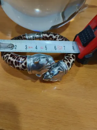 Pulsera con cabezas de jaguar y estampado