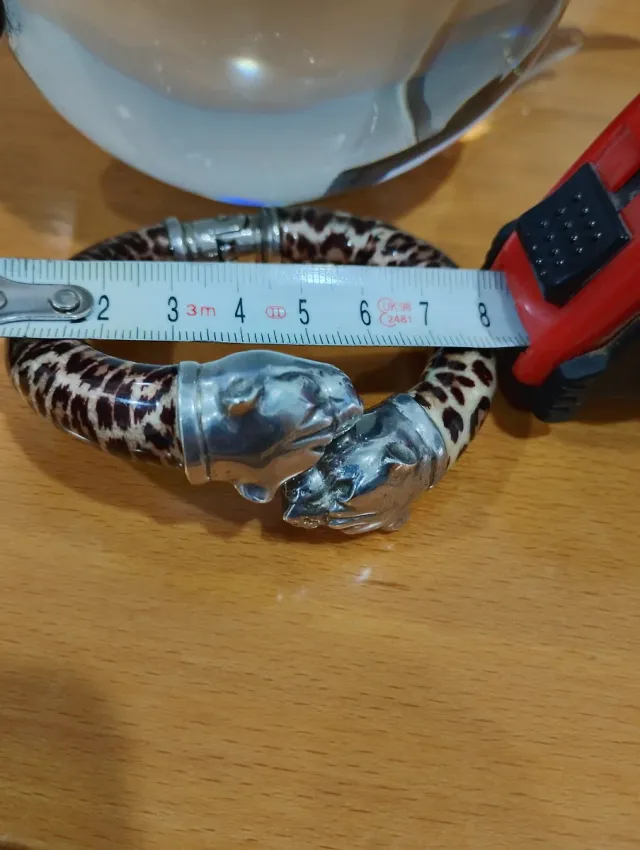 Pulsera con cabezas de jaguar y estampado