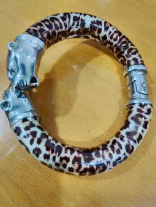 Pulsera con cabezas de jaguar y estampado