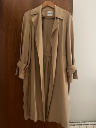 Trench Zara fluido color tostado