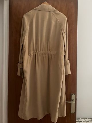 Trench Zara fluido color tostado