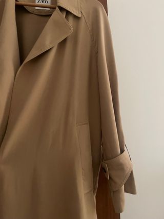 Trench Zara fluido color tostado