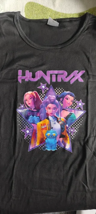 Camiseta Negra HUNTRX con Diseño Anime