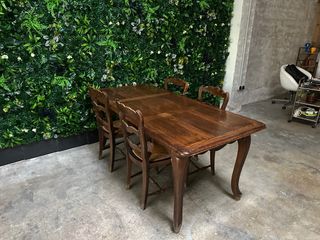 Mesa de comedor antigua de madera con sillas.