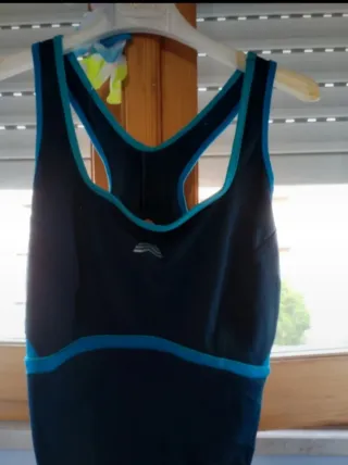 Top sportivo donna blu con bordi azzurri