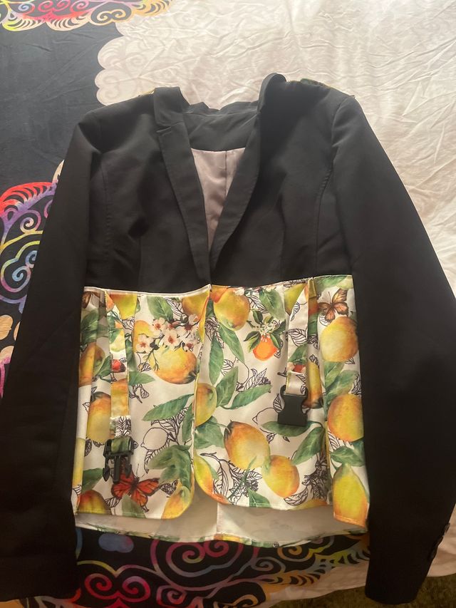 Americana negra con estampado de limones