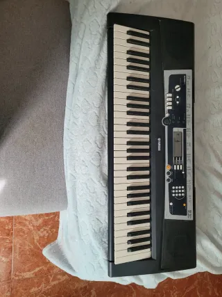 Teclado Yamaha con soporte