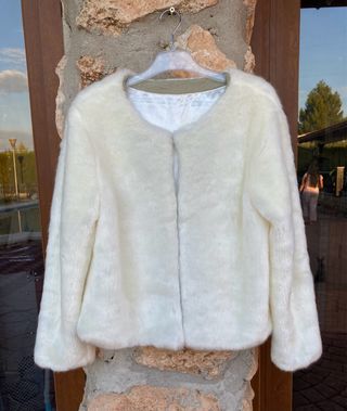 Abrigo blanco de pelo sintético