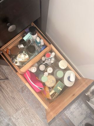 Escritorio de madera negro con cajones y puerta