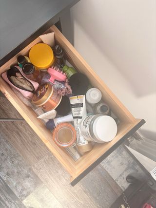 Escritorio de madera negro con cajones y puerta