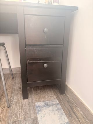 Escritorio de madera negro con cajones y puerta