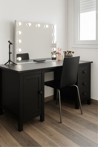 Escritorio de madera negro con cajones y puerta