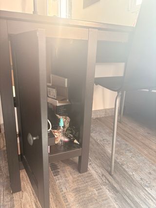Escritorio de madera negro con cajones y puerta