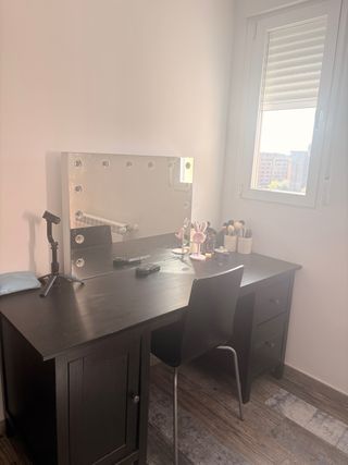 Escritorio de madera negro con cajones y puerta