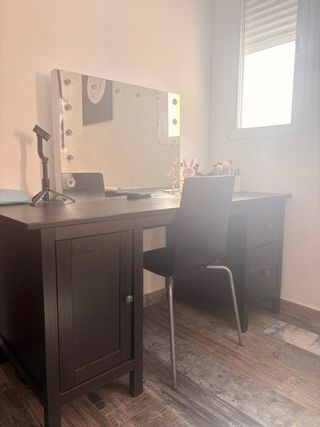 Escritorio de madera negro con cajones y puerta
