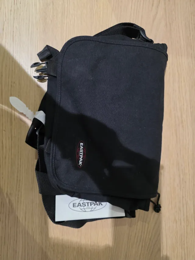 Funda tablet Eastpak negra