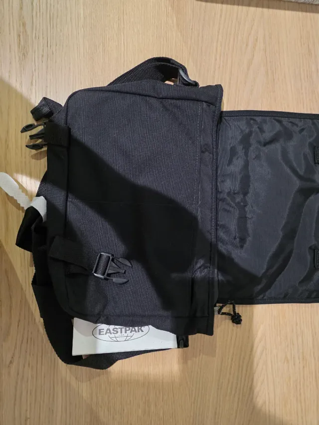 Funda tablet Eastpak negra