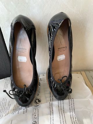 Zapatos Wonders charol negros