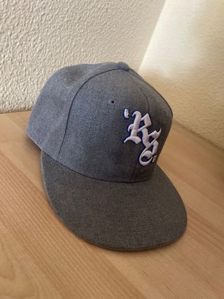 Gorra gris con bordado azul